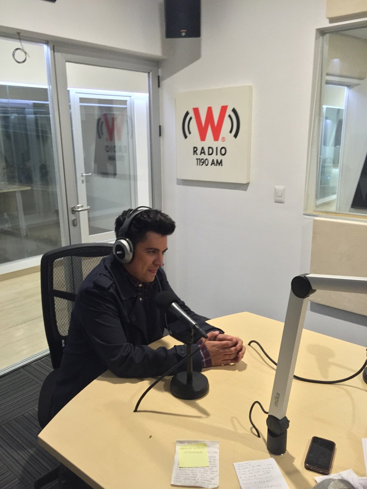 Pedro Rincón participando en una entrevista de radio