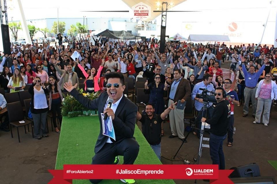 Pedro Rincón conduciendo un evento frente a una audiencia