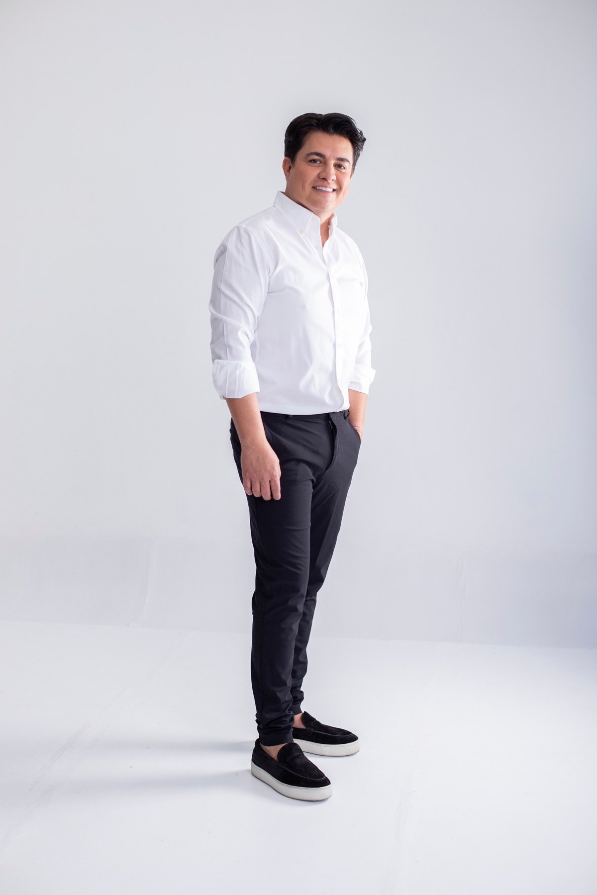 Pedro Rincón en una imagen profesional de cuerpo completo