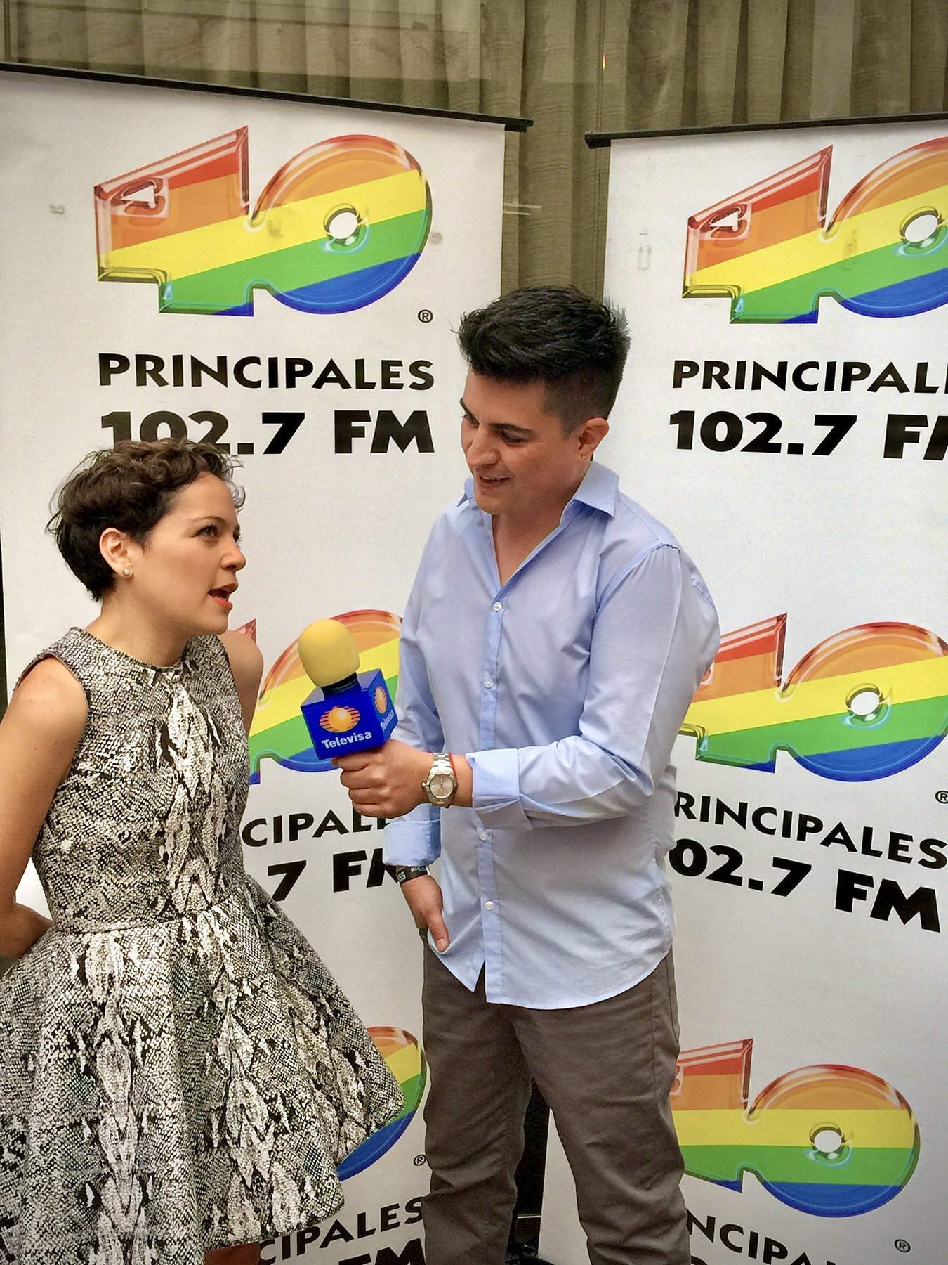 Pedro Rincón realizando una entrevista con un micrófono de televisión