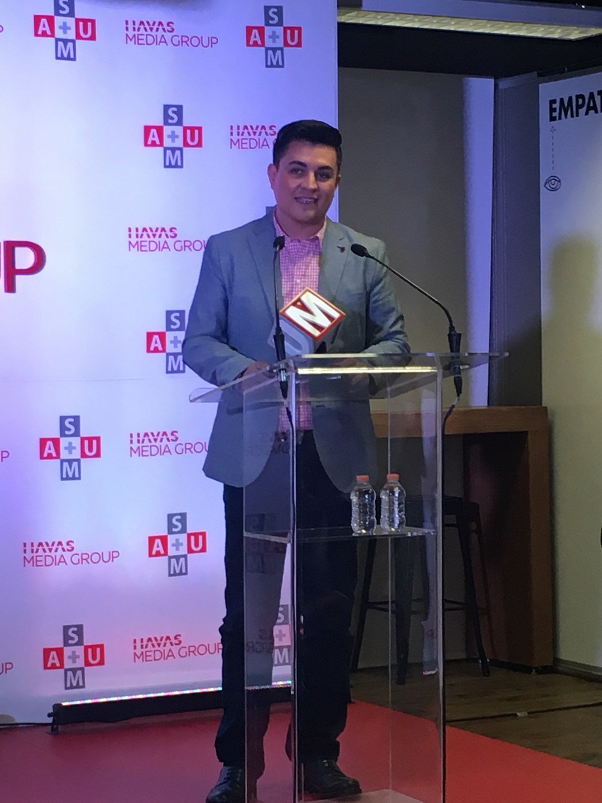 Pedro Rincón recibiendo un reconocimiento profesional